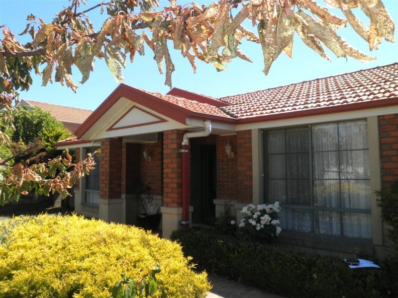 24 HEATHERBRAE CRESCENT, Sunbury VIC 3429