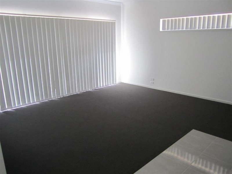 2/5 HENTY CRT, Sunbury VIC 3429