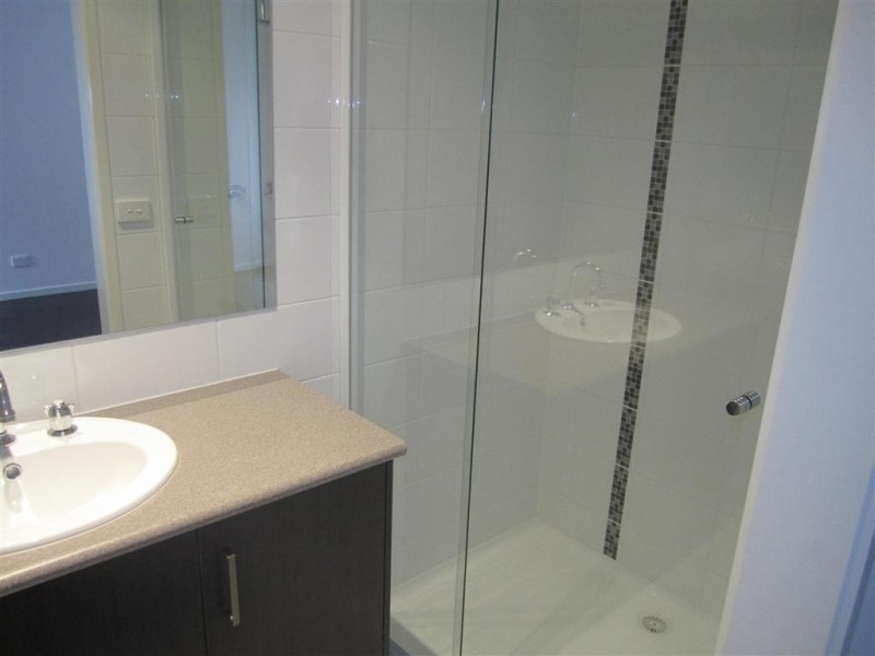 2/5 HENTY CRT, Sunbury VIC 3429