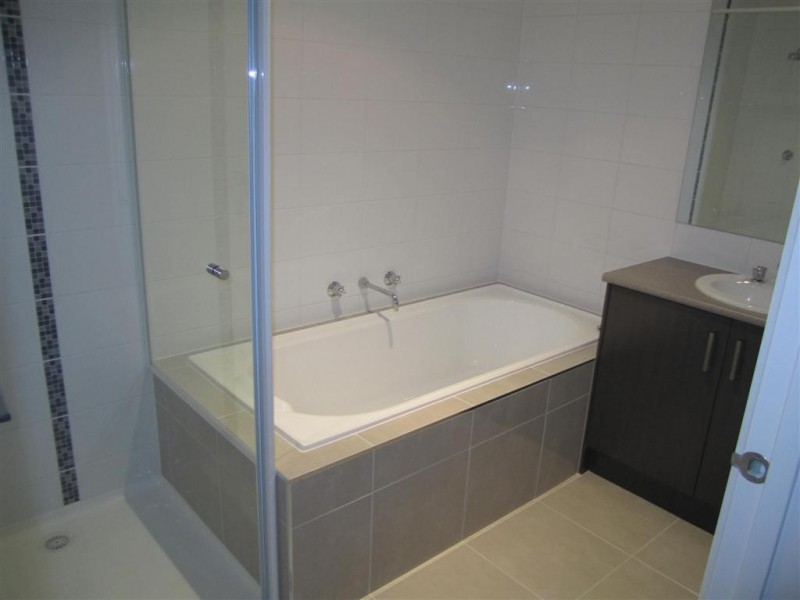 2/5 HENTY CRT, Sunbury VIC 3429