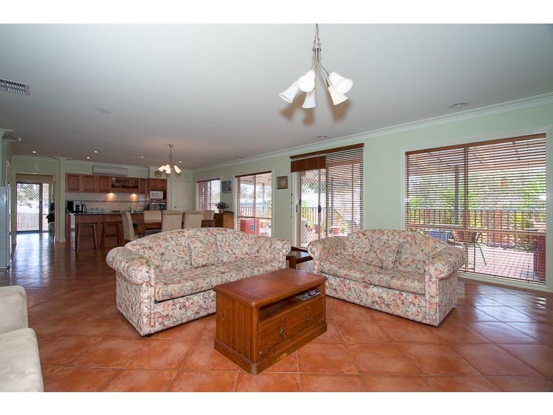 1 Claret Ash Drive, Sunbury VIC 3429
