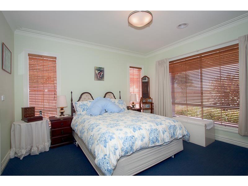 1 Claret Ash Drive, Sunbury VIC 3429