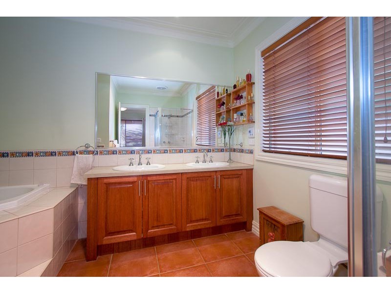 1 Claret Ash Drive, Sunbury VIC 3429