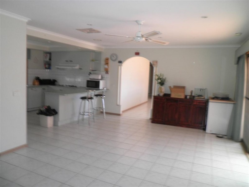 24 HEATHERBRAE CRESCENT, Sunbury VIC 3429