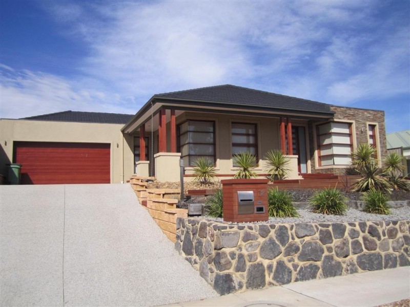 12 EARLINGTON CRESCENT, Sunbury VIC 3429