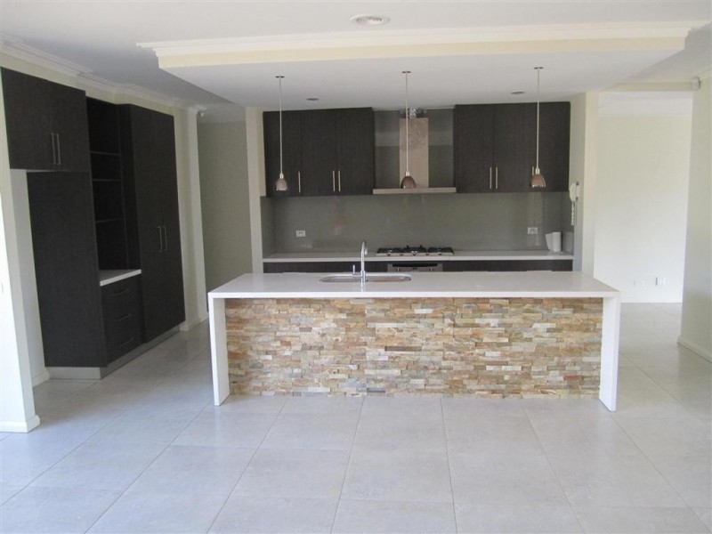 12 EARLINGTON CRESCENT, Sunbury VIC 3429