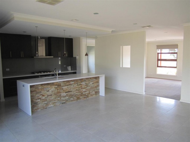 12 EARLINGTON CRESCENT, Sunbury VIC 3429