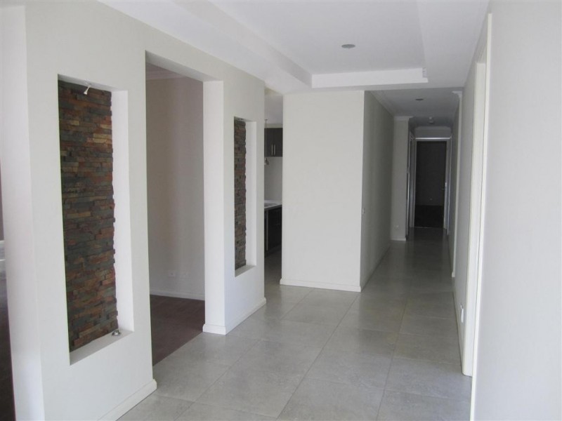 12 EARLINGTON CRESCENT, Sunbury VIC 3429