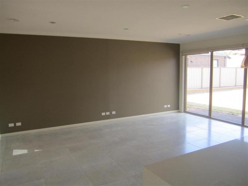 12 EARLINGTON CRESCENT, Sunbury VIC 3429