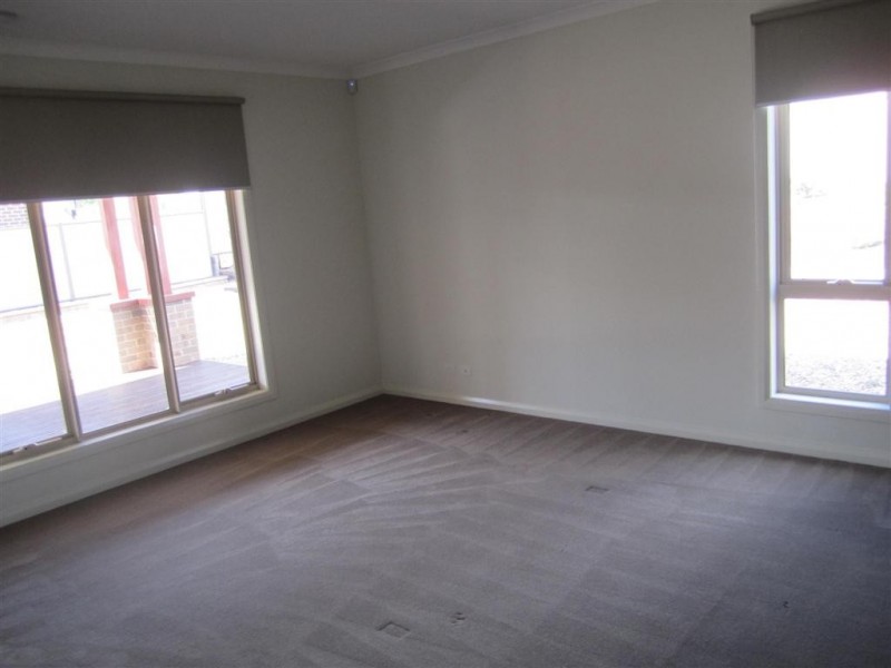 12 EARLINGTON CRESCENT, Sunbury VIC 3429