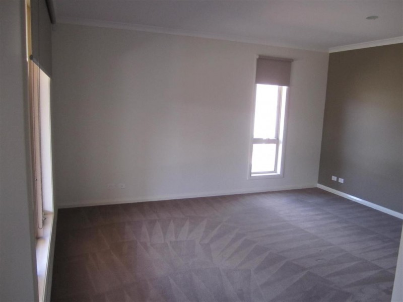 12 EARLINGTON CRESCENT, Sunbury VIC 3429