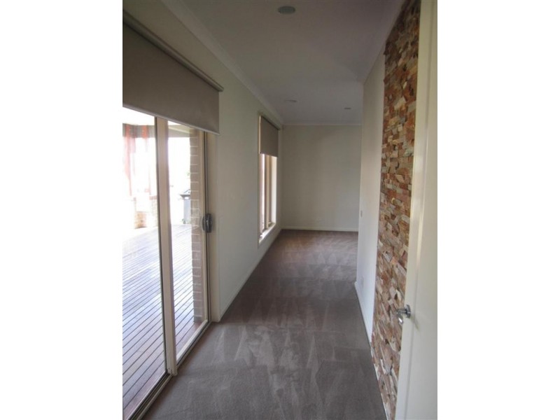 12 EARLINGTON CRESCENT, Sunbury VIC 3429