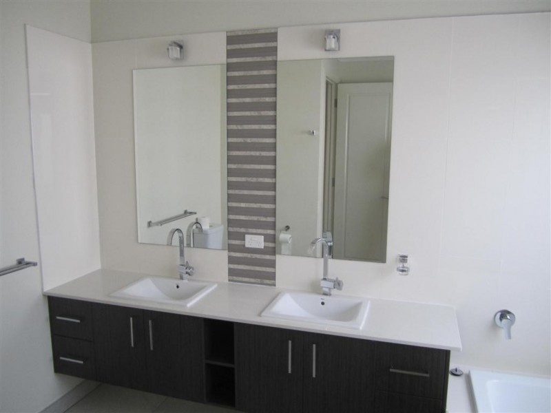 12 EARLINGTON CRESCENT, Sunbury VIC 3429