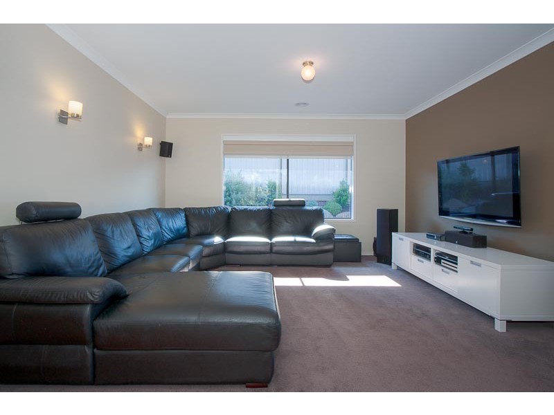12 Knightsbridge Street, Sunbury VIC 3429