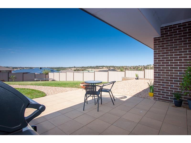 12 Knightsbridge Street, Sunbury VIC 3429