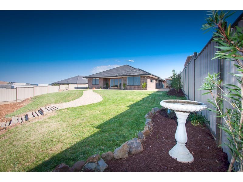 12 Knightsbridge Street, Sunbury VIC 3429
