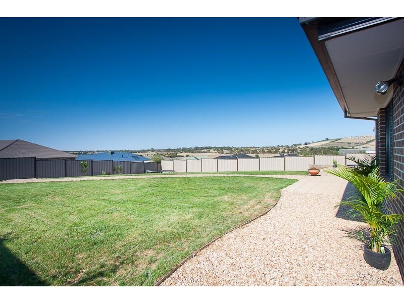 12 Knightsbridge Street, Sunbury VIC 3429