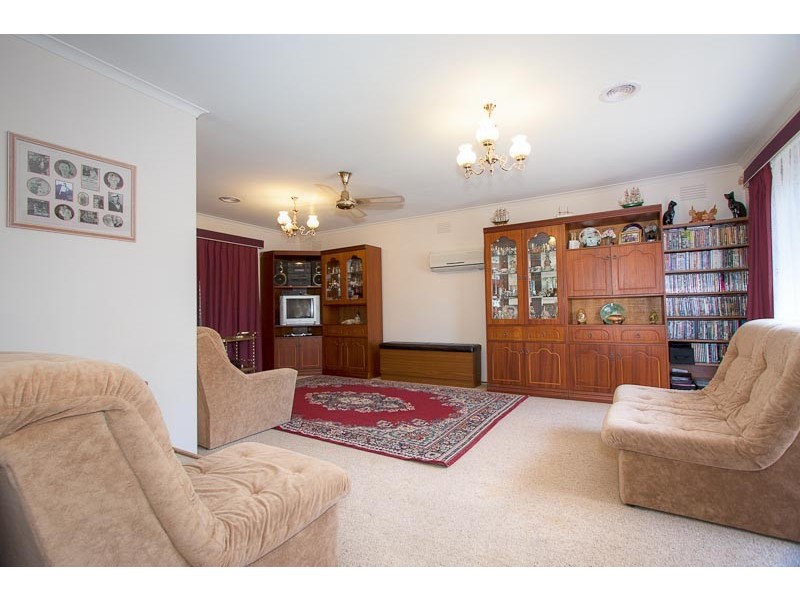 27 Ervine Close, Sunbury VIC 3429