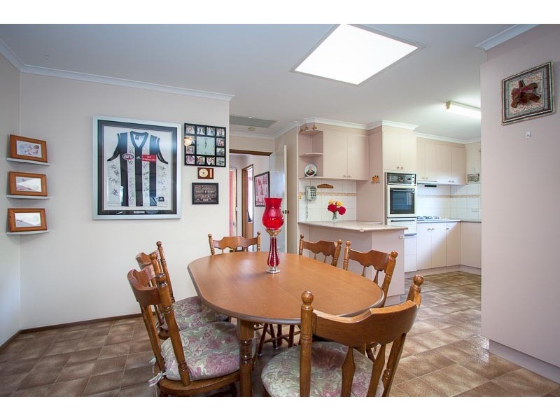 27 Ervine Close, Sunbury VIC 3429