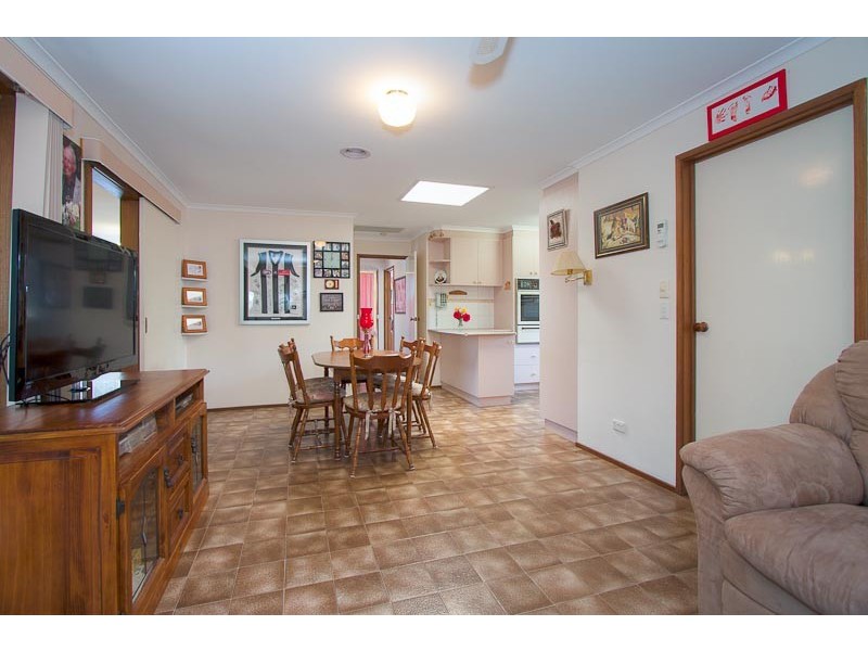 27 Ervine Close, Sunbury VIC 3429