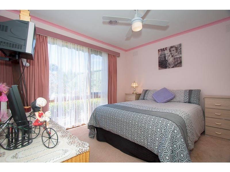 27 Ervine Close, Sunbury VIC 3429