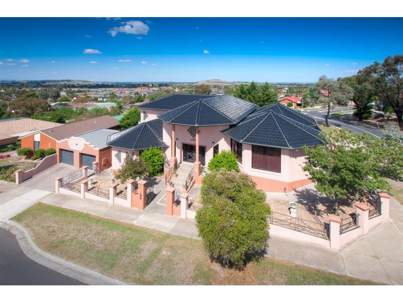 11 Hill Grove, Sunbury VIC 3429