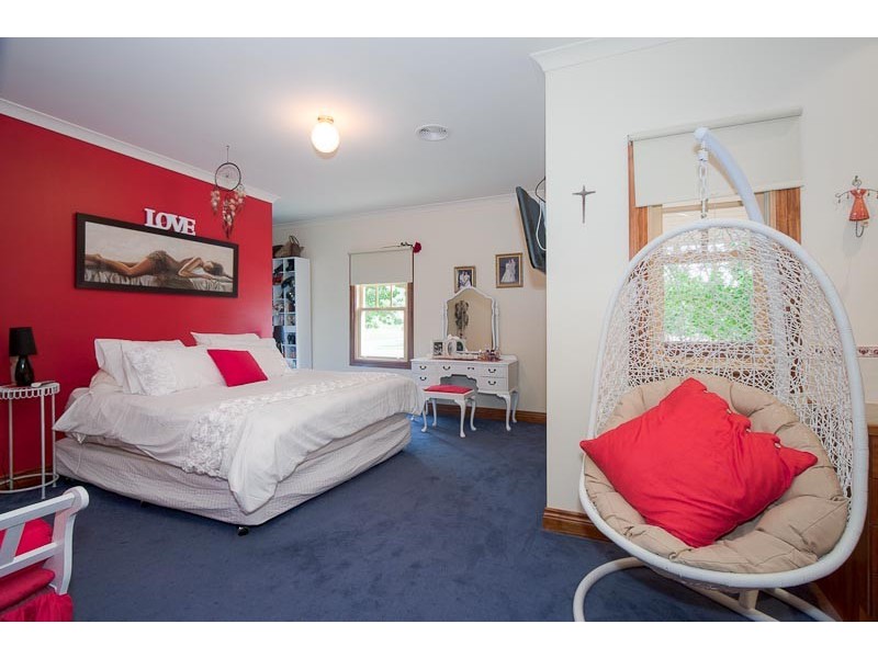 11 The Avenue, Sunbury VIC 3429