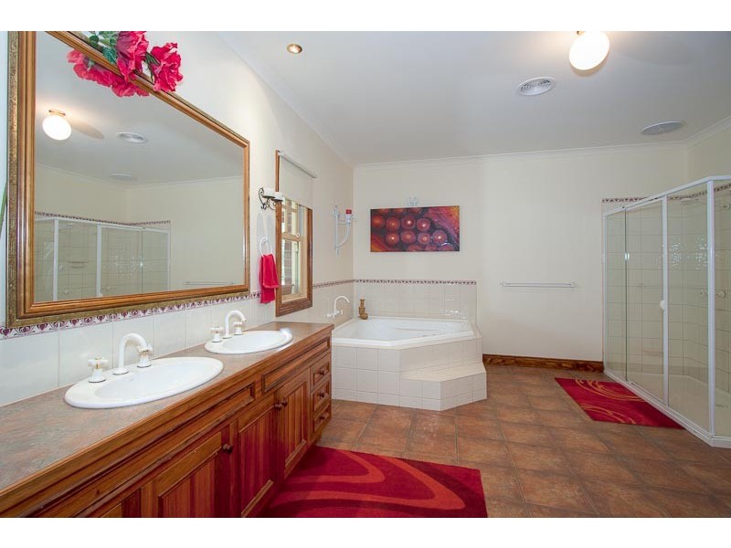 11 The Avenue, Sunbury VIC 3429