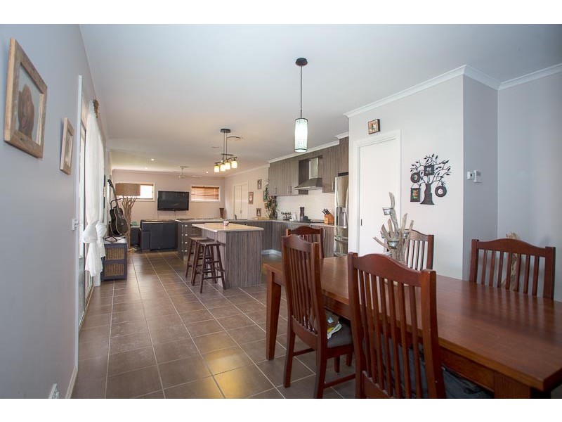 45 Canterbury Avenue, Sunbury VIC 3429