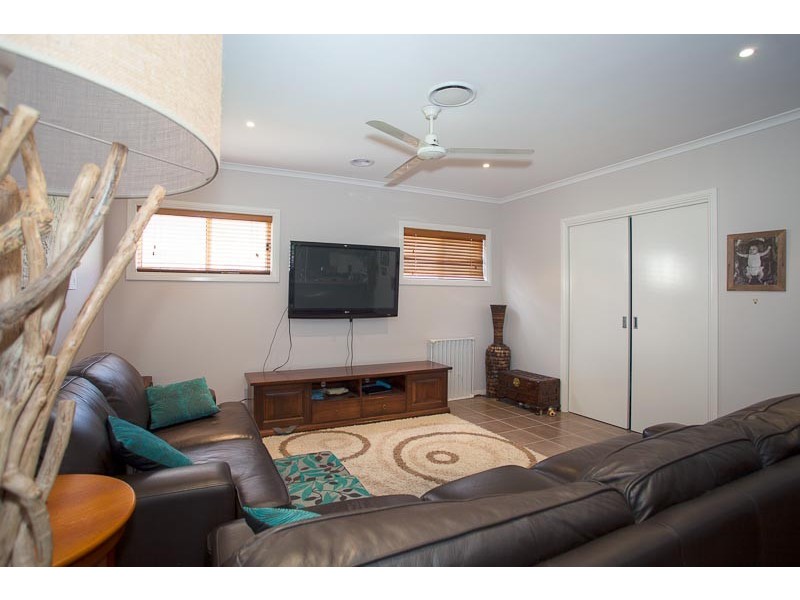 45 Canterbury Avenue, Sunbury VIC 3429