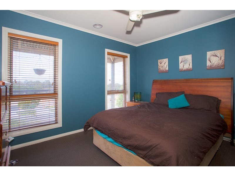 45 Canterbury Avenue, Sunbury VIC 3429