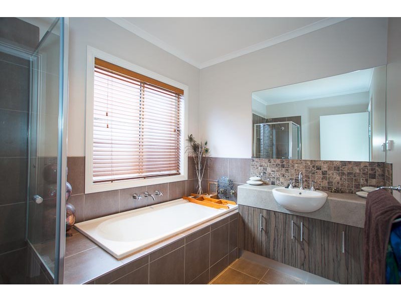45 Canterbury Avenue, Sunbury VIC 3429