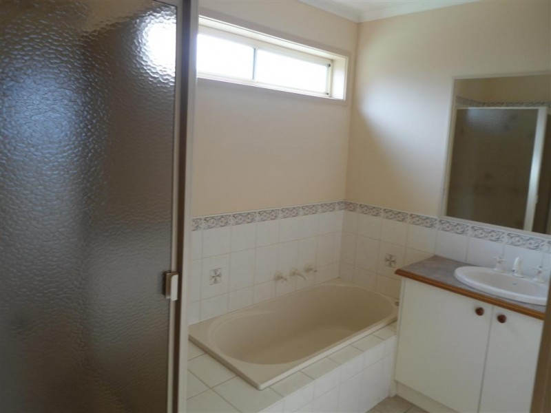 82 Stewarts Lane, Sunbury VIC 3429