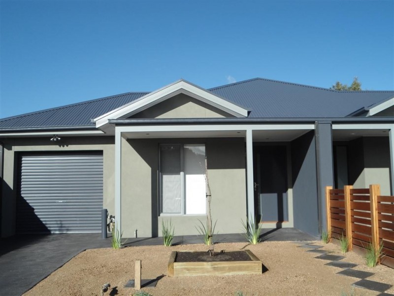 28 HOOD CRESCENT, Sunbury VIC 3429