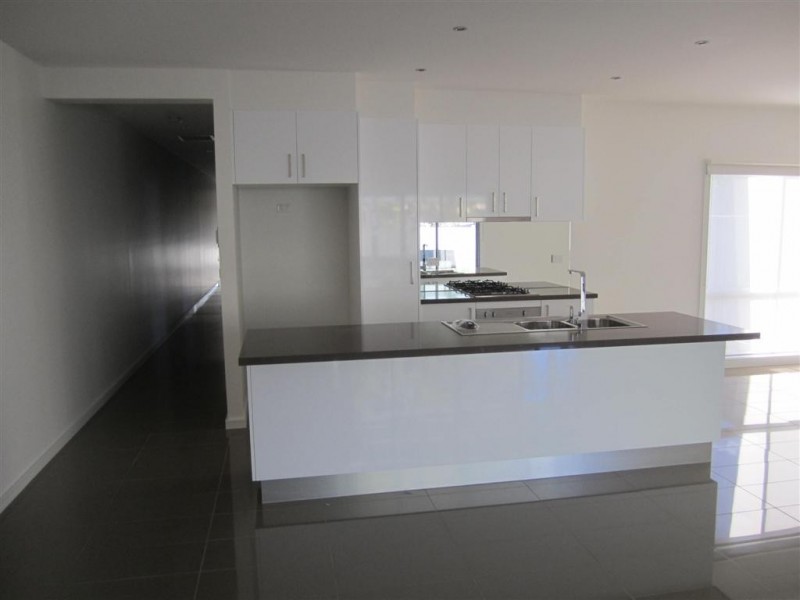 28 HOOD CRESCENT, Sunbury VIC 3429