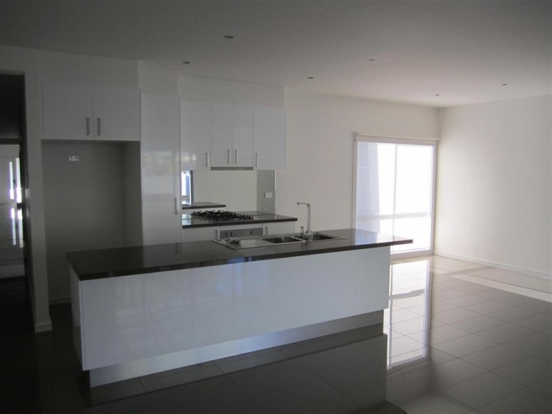 28 HOOD CRESCENT, Sunbury VIC 3429