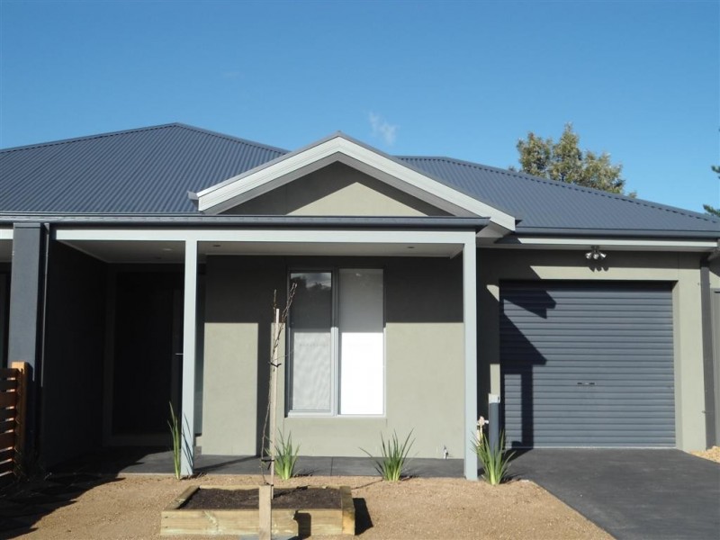 30 HOOD CRESCENT, Sunbury VIC 3429