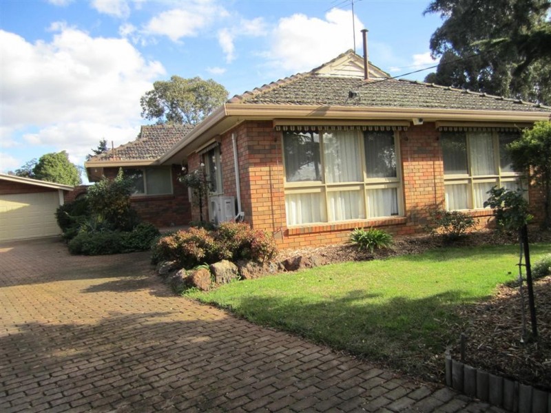 11 LANDSBOROUGH DRIVE, Sunbury VIC 3429