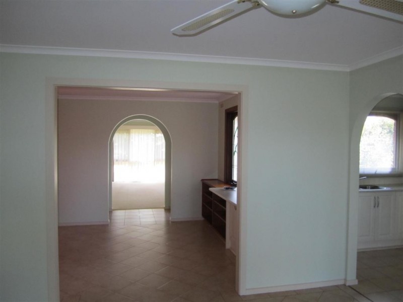 11 LANDSBOROUGH DRIVE, Sunbury VIC 3429