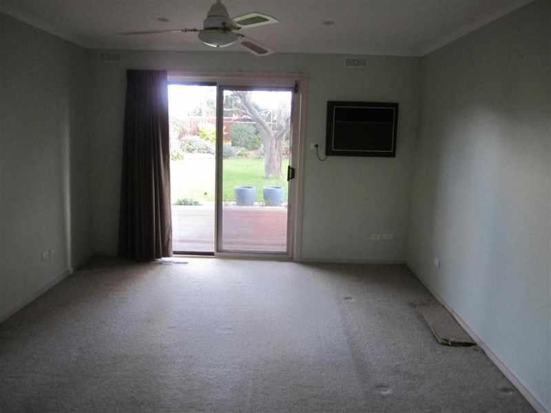 11 LANDSBOROUGH DRIVE, Sunbury VIC 3429