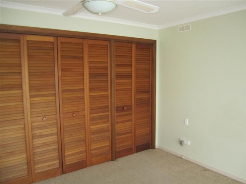 11 LANDSBOROUGH DRIVE, Sunbury VIC 3429