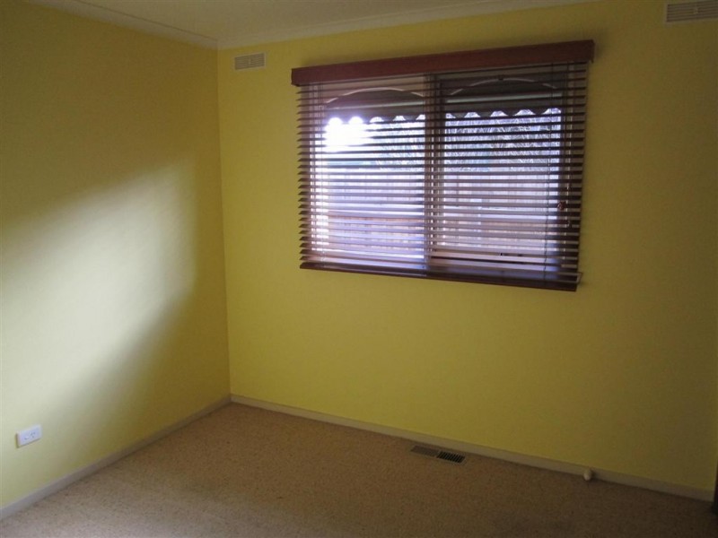 11 LANDSBOROUGH DRIVE, Sunbury VIC 3429