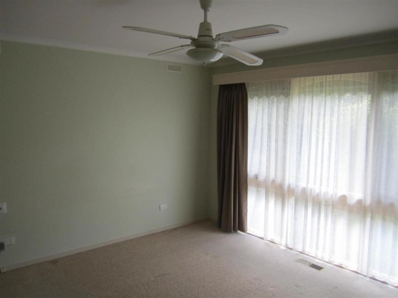 11 LANDSBOROUGH DRIVE, Sunbury VIC 3429