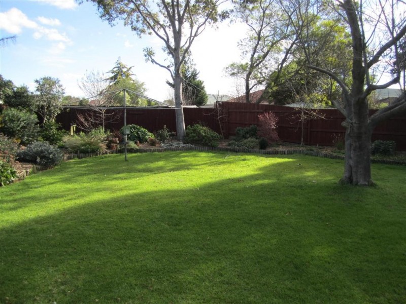 11 LANDSBOROUGH DRIVE, Sunbury VIC 3429