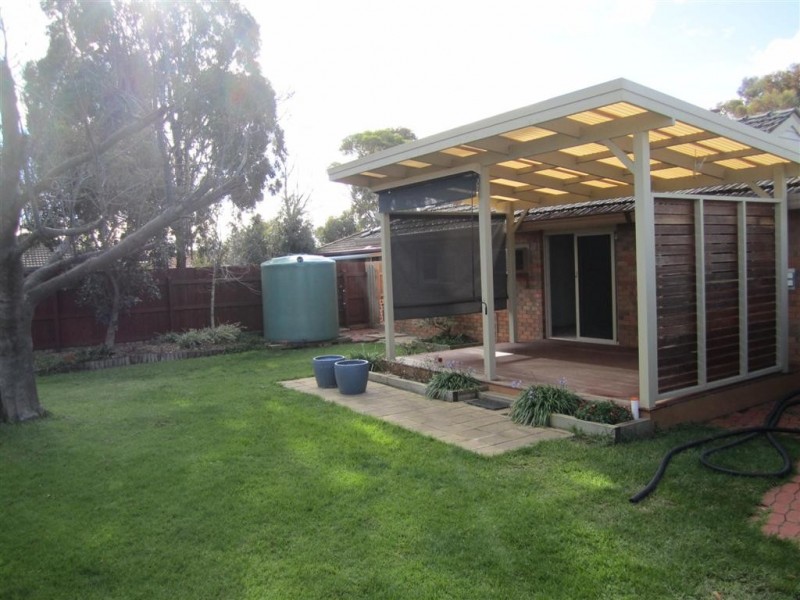 11 LANDSBOROUGH DRIVE, Sunbury VIC 3429
