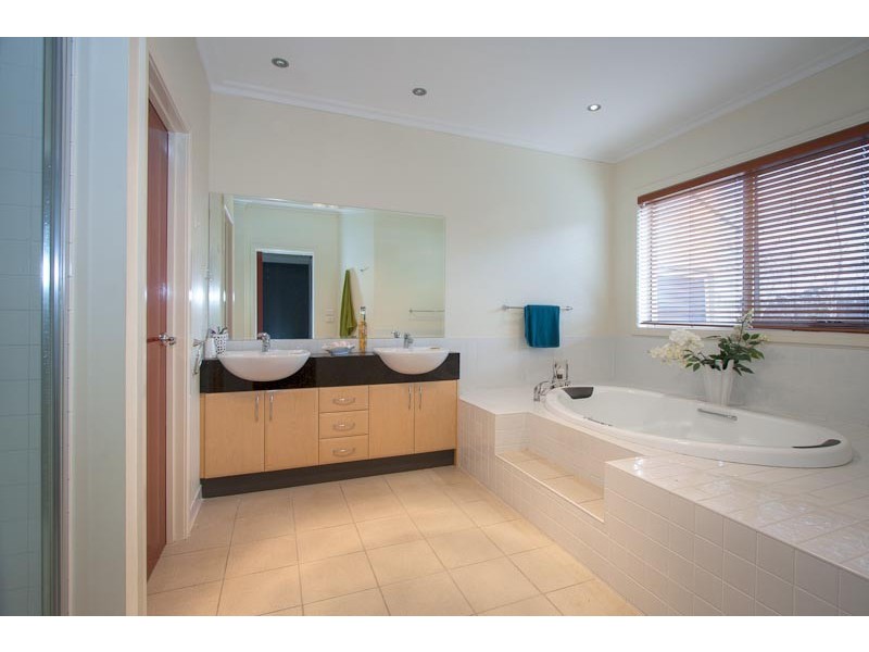 95 Yellow Gum Boulevard, Sunbury VIC 3429