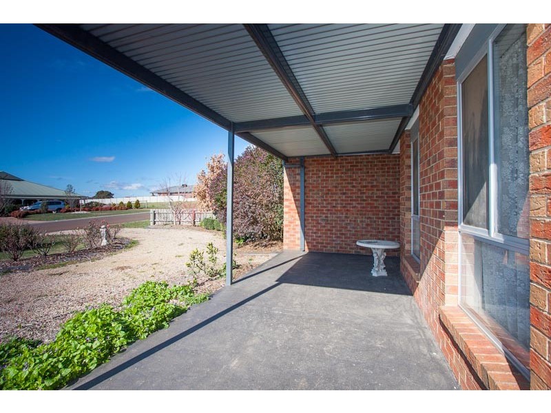 17 Francis Close, Romsey VIC 3434