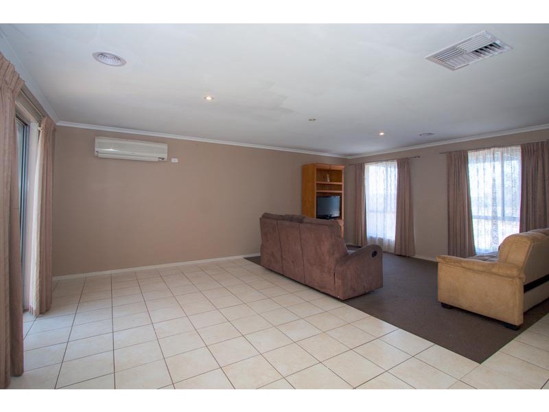 17 Francis Close, Romsey VIC 3434