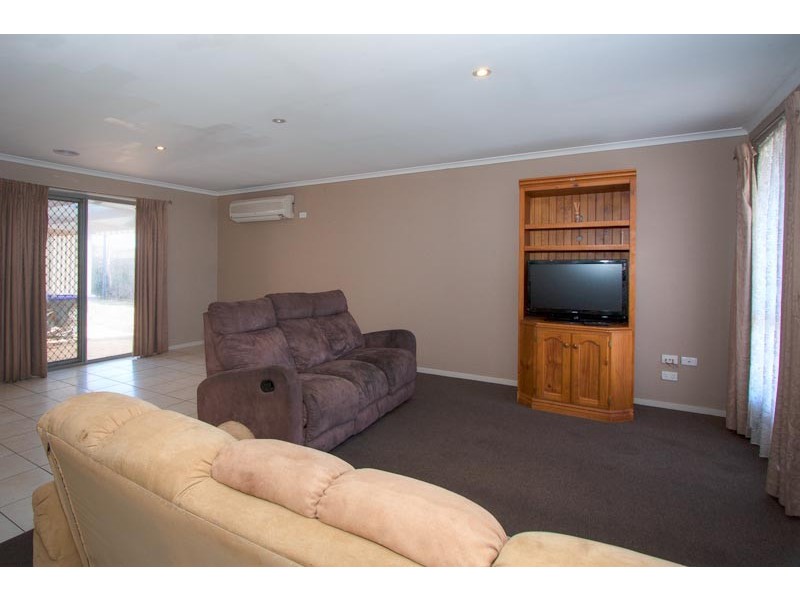 17 Francis Close, Romsey VIC 3434