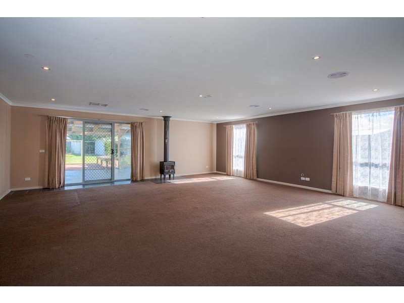 17 Francis Close, Romsey VIC 3434